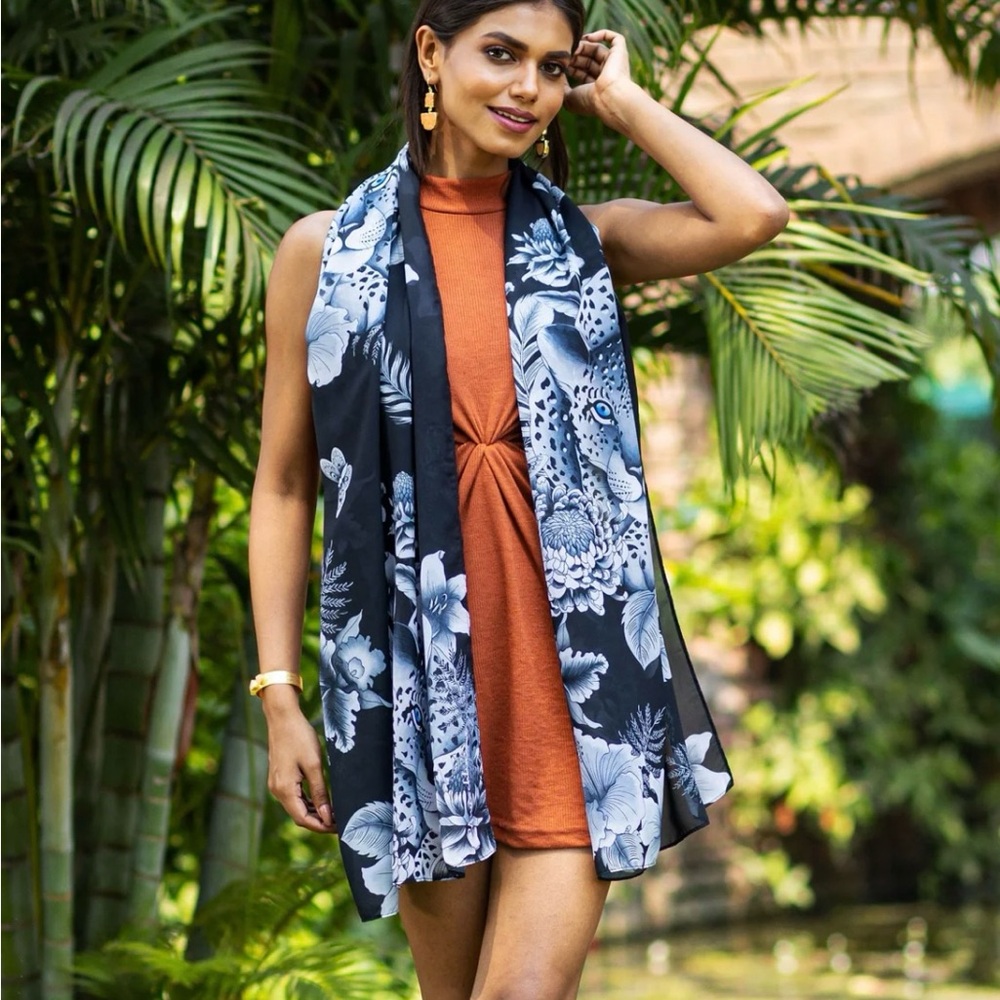 Anushka scarf “Cleopatra’s Leopard”.